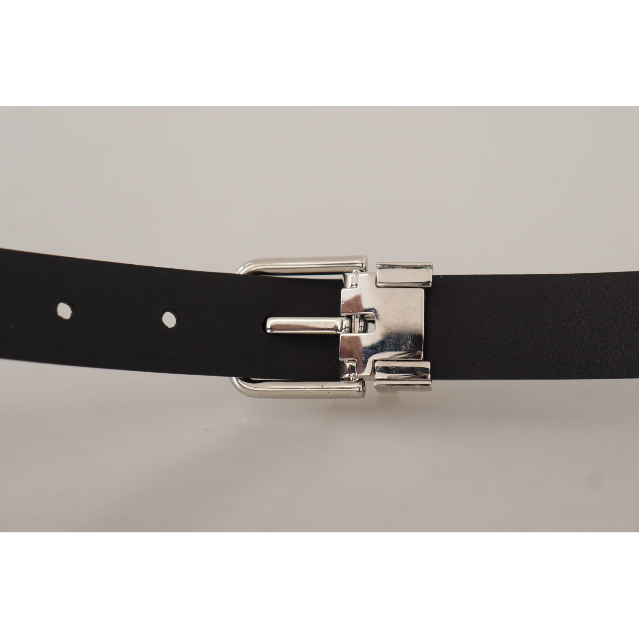 Elegant Leather Belt with Metal Buckle