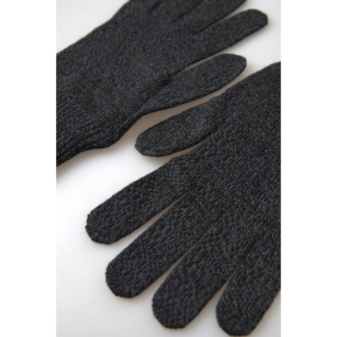 Elegant Virgin Wool Winter Gloves in Gray