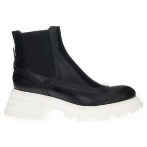 Alexander McQueen Elegant Leather Boots in Timeless Black