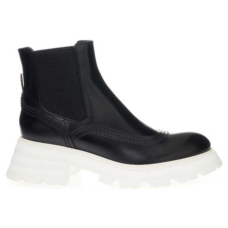 Alexander McQueen Elegant Leather Boots in Timeless Black, theFeinheit